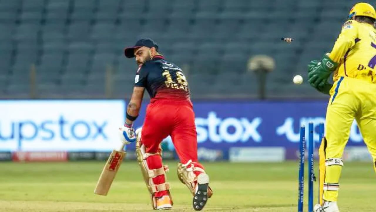 ಇತ್ತ ವಿರಾಟ್ ಕೊಹ್ಲಿ ಐಪಿಎಲ್ ಆರಂಭದಿಂದಲೂ ಫುಲ್ ಟೈಮ್ ಬ್ಯಾಟರ್ ಆಗಿ ಕಾಣಿಸಿಕೊಳ್ಳುತ್ತಿದ್ದಾರೆ. ಅದರಲ್ಲೂ ಅಗ್ರ ಕ್ರಮಾಂಕದ ಬ್ಯಾಟರ್ಗಳಲ್ಲಿ ಅತೀ ಹೆಚ್ಚು ಬಾರಿ ಗೋಲ್ಡನ್ ಡಕ್ಗೆ ಔಟಾಗಿ ಇದೀಗ ಅತ್ಯಂತ ಹೀನಾಯ ದಾಖಲೆಯನ್ನು ತಮ್ಮದಾಗಿಸಿಕೊಂಡಿದ್ದಾರೆ.