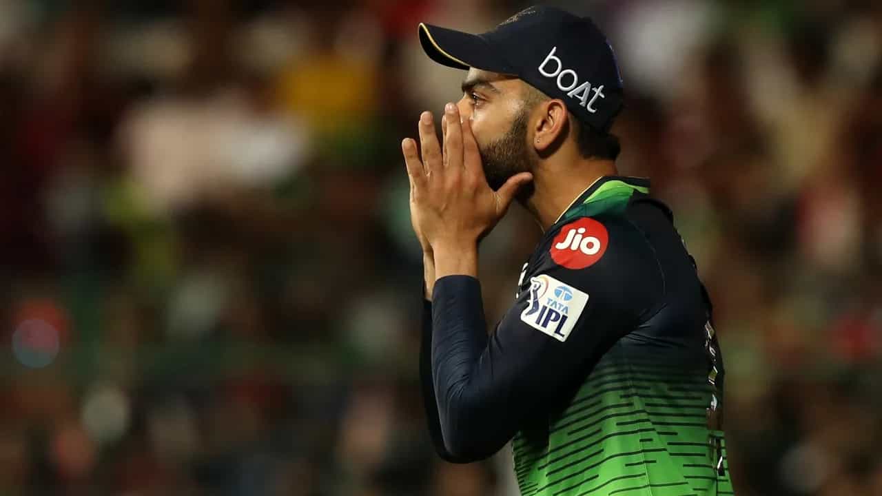 IPL 2023: ಬೆಂಗಳೂರಿನ ಚಿನ್ನಸ್ವಾಮಿ ಸ್ಟೇಡಿಯಂನಲ್ಲಿ ನಡೆದ ರಾಜಸ್ಥಾನ್ ರಾಯಲ್ಸ್ ವಿರುದ್ಧದ ಪಂದ್ಯದಲ್ಲಿ ವಿರಾಟ್ ಕೊಹ್ಲಿ ಬ್ಯಾಟಿಂಗ್ನಲ್ಲಿ ವಿಫಲರಾಗಿದ್ದರು. ಮೊದಲ ಎಸೆತದಲ್ಲೇ ಔಟಾಗುವ ಮೂಲಕ ನಿರಾಸೆ ಮೂಡಿಸಿದ್ದ ಕಿಂಗ್ ಕೊಹ್ಲಿ ಆ ಬಳಿಕ ಫೀಲ್ಡಿಂಗ್ ಮೂಲಕ ದಾಖಲೆ ಬರೆದಿದ್ದು ವಿಶೇಷ.