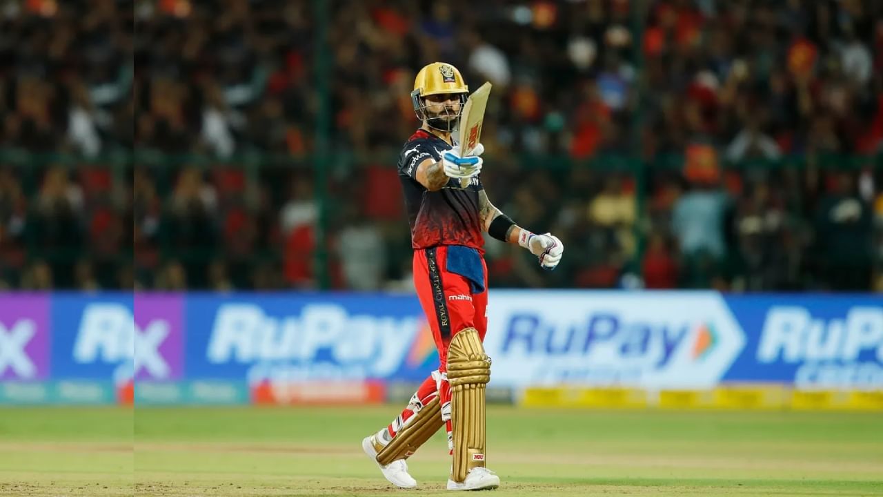 IPL 2023 RCB vs DC: ಬೆಂಗಳೂರಿನ ಚಿನ್ನಸ್ವಾಮಿ ಸ್ಟೇಡಿಯಂನಲ್ಲಿ ನಡೆದ ಐಪಿಎಲ್​ನ 20ನೇ ಪಂದ್ಯದಲ್ಲಿ ವಿರಾಟ್ ಕೊಹ್ಲಿ ಭರ್ಜರಿ ಬ್ಯಾಟಿಂಗ್ ಪ್ರದರ್ಶಿಸಿದ್ದರು. ಈ ಪಂದ್ಯದಲ್ಲಿ ಆರಂಭಿಕರಾಗಿ ಕಣಕ್ಕಿಳಿದ ಕೊಹ್ಲಿ 34 ಎಸೆತಗಳಲ್ಲಿ 1 ಸಿಕ್ಸ್ ಹಾಗೂ 6 ಫೋರ್​ನೊಂದಿಗೆ ಆಕರ್ಷಕ ಅರ್ಧಶತಕ ಸಿಡಿಸಿ ಮಿಂಚಿದ್ದರು.