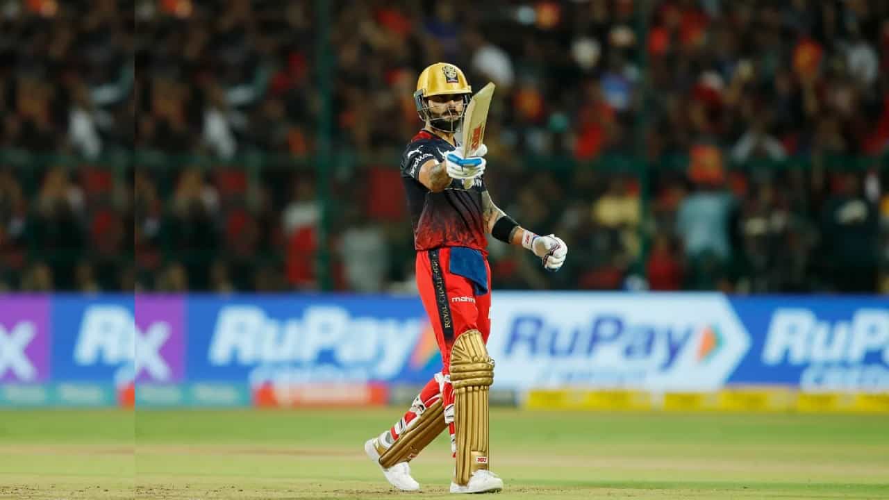 IPL 2023 RCB vs DC: ಬೆಂಗಳೂರಿನ ಚಿನ್ನಸ್ವಾಮಿ ಸ್ಟೇಡಿಯಂನಲ್ಲಿ ನಡೆದ ಐಪಿಎಲ್ನ 20ನೇ ಪಂದ್ಯದಲ್ಲಿ ವಿರಾಟ್ ಕೊಹ್ಲಿ ಭರ್ಜರಿ ಬ್ಯಾಟಿಂಗ್ ಪ್ರದರ್ಶಿಸಿದ್ದರು. ಈ ಪಂದ್ಯದಲ್ಲಿ ಆರಂಭಿಕರಾಗಿ ಕಣಕ್ಕಿಳಿದ ಕೊಹ್ಲಿ 34 ಎಸೆತಗಳಲ್ಲಿ 1 ಸಿಕ್ಸ್ ಹಾಗೂ 6 ಫೋರ್ನೊಂದಿಗೆ ಆಕರ್ಷಕ ಅರ್ಧಶತಕ ಸಿಡಿಸಿ ಮಿಂಚಿದ್ದರು.