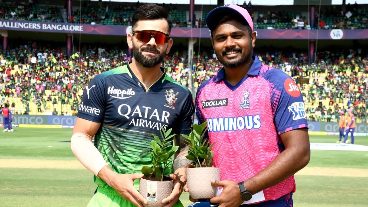 IPL 2023 RCB vs RR: ಬೆಂಗಳೂರಿನ ಚಿನ್ನಸ್ವಾಮಿ ಸ್ಟೇಡಿಯಂನಲ್ಲಿ ನಡೆಯುತ್ತಿರುವ ರಾಜಸ್ಥಾನ್ ರಾಯಲ್ಸ್ ವಿರುದ್ಧದ ಪಂದ್ಯದಲ್ಲೂ ಆರ್​ಸಿಬಿ ತಂಡದ ನಾಯಕರಾಗಿ ವಿರಾಟ್ ಕೊಹ್ಲಿ ಕಾಣಿಸಿಕೊಂಡಿದ್ದಾರೆ. ಇದಕ್ಕೂ ಮುನ್ನ ಪಂಜಾಬ್ ಕಿಂಗ್ಸ್ ವಿರುದ್ಧ ಪಂದ್ಯದಲ್ಲಿ ಕೊಹ್ಲಿ ಕ್ಯಾಪ್ಟನ್ ಆಗಿ ಕಾಣಿಸಿಕೊಂಡಿದ್ದರು.