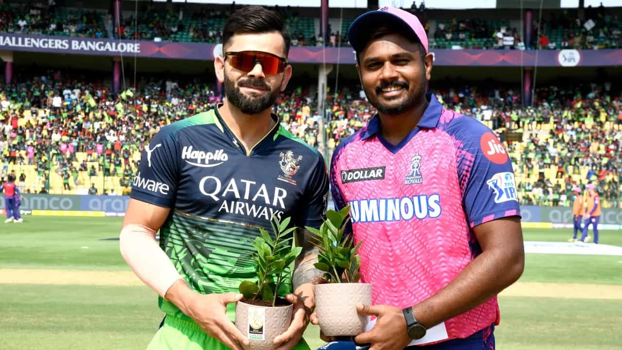 IPL 2023 RCB vs RR: ಬೆಂಗಳೂರಿನ ಚಿನ್ನಸ್ವಾಮಿ ಸ್ಟೇಡಿಯಂನಲ್ಲಿ ನಡೆಯುತ್ತಿರುವ ರಾಜಸ್ಥಾನ್ ರಾಯಲ್ಸ್ ವಿರುದ್ಧದ ಪಂದ್ಯದಲ್ಲೂ ಆರ್ಸಿಬಿ ತಂಡದ ನಾಯಕರಾಗಿ ವಿರಾಟ್ ಕೊಹ್ಲಿ ಕಾಣಿಸಿಕೊಂಡಿದ್ದಾರೆ. ಇದಕ್ಕೂ ಮುನ್ನ ಪಂಜಾಬ್ ಕಿಂಗ್ಸ್ ವಿರುದ್ಧ ಪಂದ್ಯದಲ್ಲಿ ಕೊಹ್ಲಿ ಕ್ಯಾಪ್ಟನ್ ಆಗಿ ಕಾಣಿಸಿಕೊಂಡಿದ್ದರು.