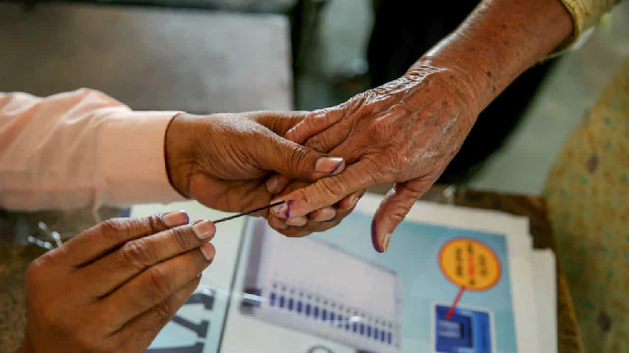Karnataka Assembly Election 2023: ರಾಜ್ಯಾದ್ಯಂತ 60 ಸಾವಿರ ವೃದ್ಧರು, 20 ಸಾವಿರ ಅಂಗವಿಕಲರು ಮನೆಯಿಂದಲೇ ಮತದಾನ Karnataka Assembly Election 2023: ರಾಜ್ಯಾದ್ಯಂತ 60 ಸಾವಿರ ವೃದ್ಧರು, 20 ಸಾವಿರ ಅಂಗವಿಕಲರು ಮನೆಯಿಂದಲೇ ಮತದಾನ