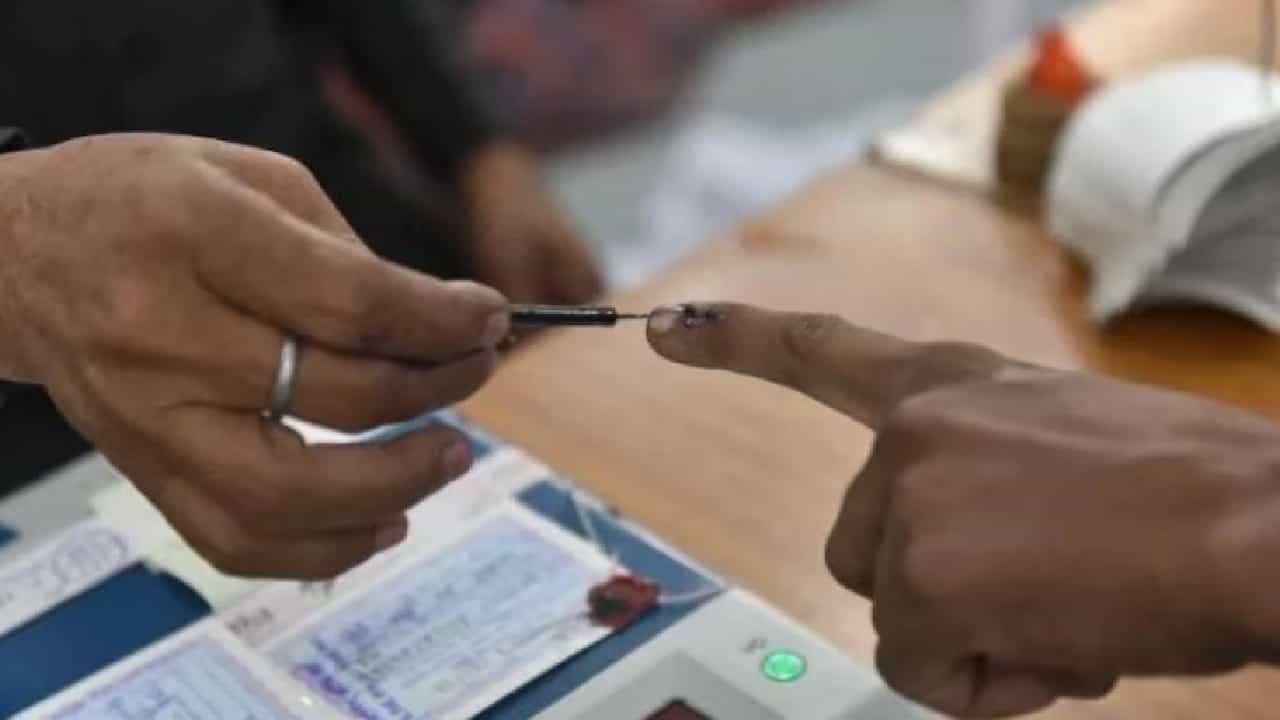 Karnataka Assembly Election 2023: ರಾಜ್ಯದಲ್ಲಿ 16,973 ಜನ ಶತಾಯುಷಿ ಮತದಾರರು Karnataka Assembly Election 2023: ರಾಜ್ಯದಲ್ಲಿ 16,973 ಜನ ಶತಾಯುಷಿ ಮತದಾರರು