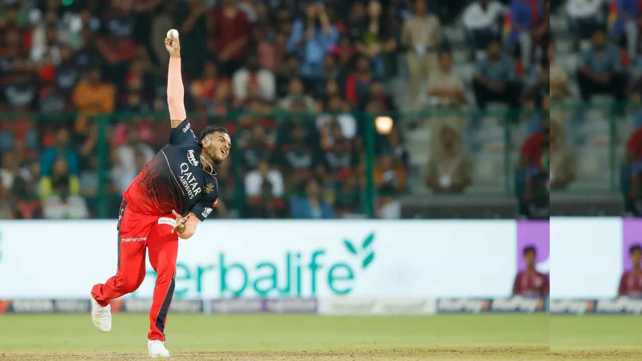 IPL 2023 RCB vs DC: ಬೆಂಗಳೂರಿನ ಚಿನ್ನಸ್ವಾಮಿ ಸ್ಟೇಡಿಯಂನಲ್ಲಿ ನಡೆದ ಡೆಲ್ಲಿ ಕ್ಯಾಪಿಟಲ್ಸ್ ವಿರುದ್ಧದ ಪಂದ್ಯದಲ್ಲಿ ಭರ್ಜರಿ ಬೌಲಿಂಗ್ ಪ್ರದರ್ಶನ ನೀಡುವ ಮೂಲಕ ಆರ್ಸಿಬಿ ವೇಗಿ ವೈಶಾಕ್ ವಿಜಯಕುಮಾರ್ ಹೊಸ ದಾಖಲೆ ಬರೆದಿದ್ದಾರೆ. ಅದು ಕೂಡ ಚೊಚ್ಚಲ ಐಪಿಎಲ್ ಪಂದ್ಯದ ಮೂಲಕ ಎಂಬುದೇ ವಿಶೇಷ.