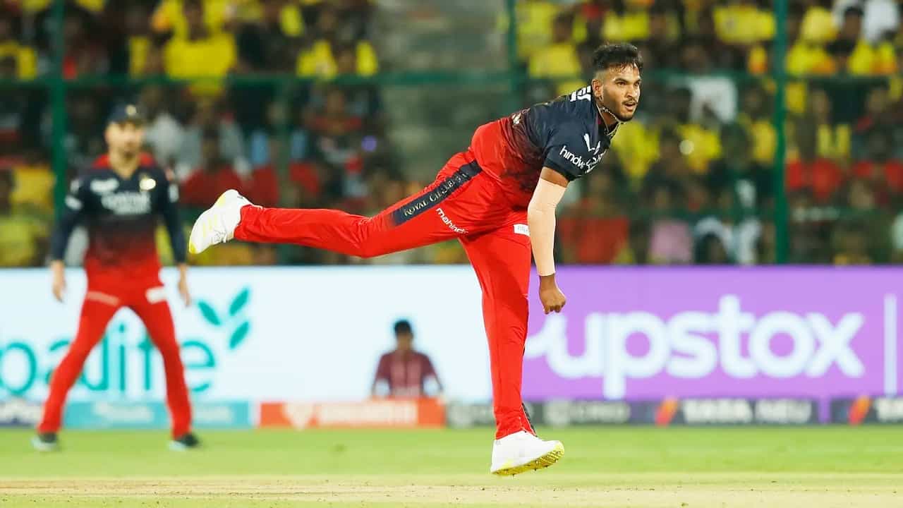 IPL 2023 RCB vs CSK: ಬೆಂಗಳೂರಿನ ಚಿನ್ನಸ್ವಾಮಿ ಸ್ಟೇಡಿಯಂನಲ್ಲಿ ನಡೆದ ಚೆನ್ನೈ ಸೂಪರ್ ಕಿಂಗ್ಸ್ ವಿರುದ್ಧದ ಪಂದ್ಯದಲ್ಲಿ ಆರ್ಸಿಬಿ ವೇಗಿ ವೈಶಾಕ್ ವಿಜಯಕುಮಾರ್ ಅನಗತ್ಯ ದಾಖಲೆಯೊಂದನ್ನು ತಮ್ಮದಾಗಿಸಿಕೊಂಡಿದ್ದಾರೆ. ಈ ಪಂದ್ಯದಲ್ಲಿ ಟಾಸ್ ಗೆದ್ದ ಆರ್ಸಿಬಿ ನಾಯಕ ಫಾಫ್ ಡುಪ್ಲೆಸಿಸ್ ಬೌಲಿಂಗ್ ಆಯ್ದುಕೊಂಡರು.