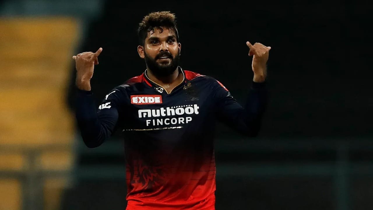 ಇನ್ನು ಆರ್​ಸಿಬಿ ತಂಡದಲ್ಲಿರುವ ಶ್ರೀಲಂಕಾ ಸ್ಪಿನ್ನರ್​ ವನಿಂದು ಹಸರಂಗ ಇನ್ನೂ ಕೂಡ ತಂಡವನ್ನು ಸೇರಿಕೊಂಡಿಲ್ಲ. ಹಸರಂಗ ಸದ್ಯ ನ್ಯೂಜಿಲೆಂಡ್ ವಿರುದ್ಧ ಸರಣಿ ಆಡುತ್ತಿದ್ದು, ಹೀಗಾಗಿ ಕೆಕೆಆರ್ ವಿರುದ್ಧದ ಪಂದ್ಯಕ್ಕೂ ಅಲಭ್ಯರಾಗಿದ್ದಾರೆ.