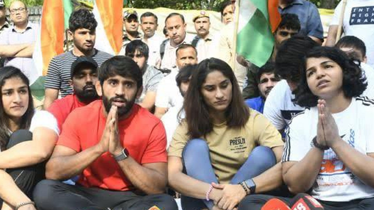 WFI ಅಧ್ಯಕ್ಷ ಬ್ರಿಜ್ ಭೂಷಣ್ ಶರಣ್ ಸಿಂಗ್ ವಿರುದ್ಧ ಎಫ್ಐಆರ್ ದಾಖಲಿಸಲು ಒತ್ತಾಯಿಸಿ ಸುಪ್ರೀಂಕೋರ್ಟ್ ಮೆಟ್ಟಿಲೇರಿದ ಕುಸ್ತಿಪಟುಗಳು WFI ಅಧ್ಯಕ್ಷ ಬ್ರಿಜ್ ಭೂಷಣ್ ಶರಣ್ ಸಿಂಗ್ ವಿರುದ್ಧ ಎಫ್ಐಆರ್ ದಾಖಲಿಸಲು ಒತ್ತಾಯಿಸಿ ಸುಪ್ರೀಂಕೋರ್ಟ್ ಮೆಟ್ಟಿಲೇರಿದ ಕುಸ್ತಿಪಟುಗಳು