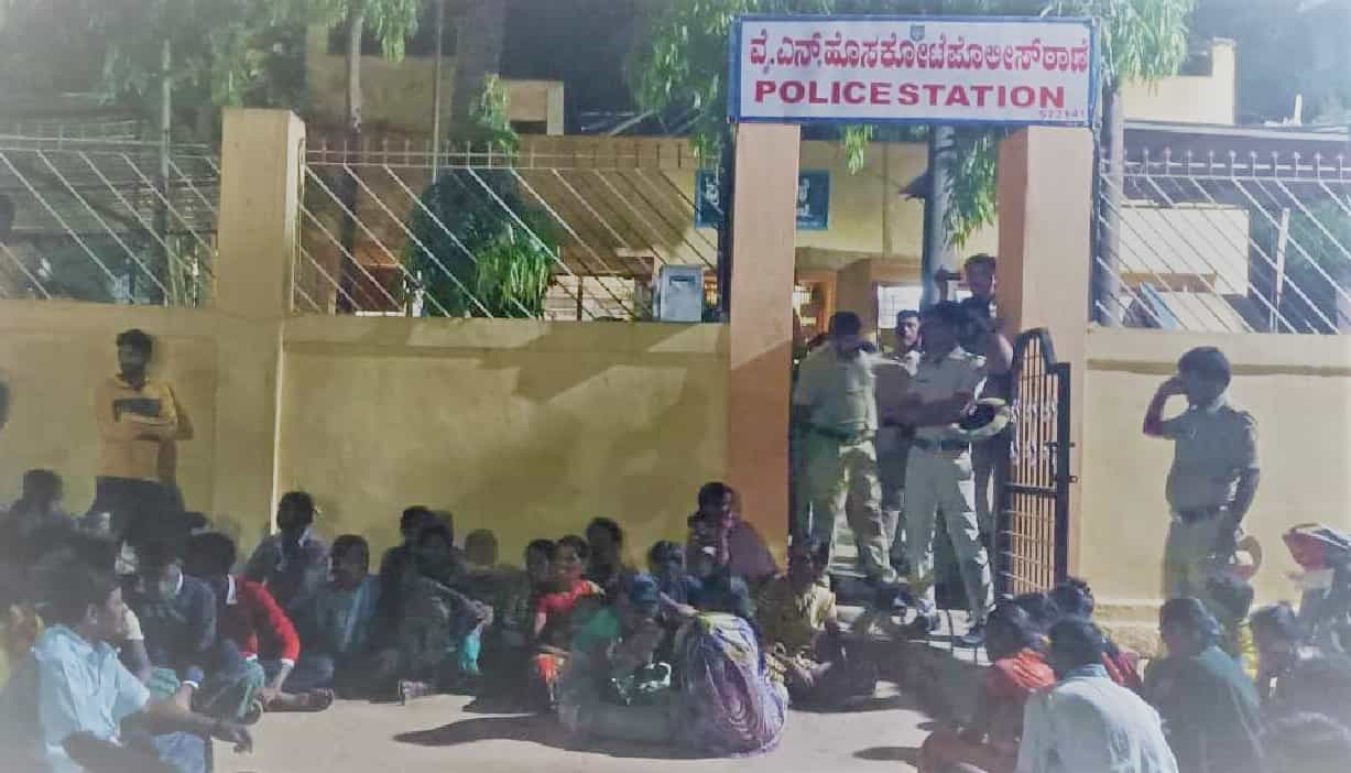 ಚುನಾವಣೆ ಸಮಯ, ಅಧಿಕಾರಿಗಳದ್ದೇ ದರ್ಬಾರು! ಬಿಜೆಪಿಗೇ ಮತ ಹಾಕಿ ಎಂದು ವೈಎನ್ ಹೊಸಕೋಟೆ ಪೊಲೀಸ್ ಅಧಿಕಾರಿ ಯುವಕರಿಗೆ ಧಮ್ಕಿ ಹಾಕಿ ಥಳಿಸಿದರಾ? ಚುನಾವಣೆ ಸಮಯ, ಅಧಿಕಾರಿಗಳದ್ದೇ ದರ್ಬಾರು! ಬಿಜೆಪಿಗೇ ಮತ ಹಾಕಿ ಎಂದು ವೈಎನ್ ಹೊಸಕೋಟೆ ಪೊಲೀಸ್ ಅಧಿಕಾರಿ ಯುವಕರಿಗೆ ಧಮ್ಕಿ ಹಾಕಿ ಥಳಿಸಿದರಾ?