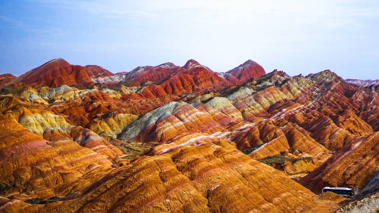 ಜಾಂಗ್ಯೆ ಡ್ಯಾಂಕ್ಸಿಯಾ ಲ್ಯಾಂಡ್‌ಫಾರ್ಮ್, ಚೀನಾ(Zhangye Danxia Landform, China): ಈ ವರ್ಣರಂಜಿತ ಪರ್ವತಗಳು ಲಕ್ಷಾಂತರ ವರ್ಷಗಳ ಖನಿಜ ನಿಕ್ಷೇಪಗಳ ಪರಿಣಾಮದಿಂದ ಆವೃತ್ತವಾಗಿದೆ. ಅವುಗಳು ಪಟ್ಟೆ ಮತ್ತು ಅತಿವಾಸ್ತವಿಕ ಕಾಣುತ್ತವೆ.