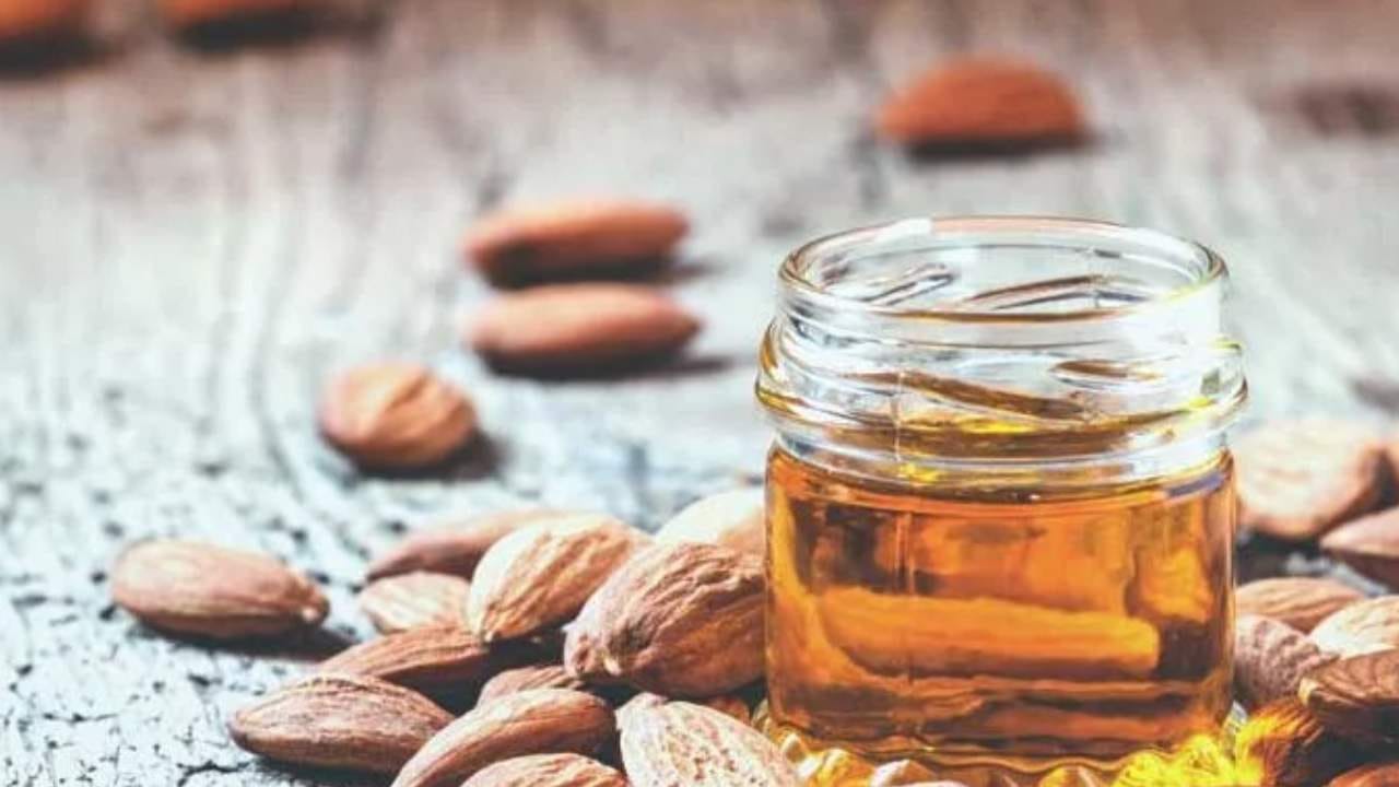 ಮೊಡವೆ, ಎಸ್ಜಿಮಾ, ಡರ್ಮಟೈಟಿಸ್‌ನಂತಹ ಅನೇಕ ರೀತಿಯ ಚರ್ಮ ರೋಗಗಳನ್ನು ತೆಗೆದುಹಾಕುವಲ್ಲಿ 
ಇದು ಪರಿಣಾಮಕಾರಿಯಾಗಿದೆ. ಇದರಲ್ಲಿರುವ ವಿಟಮಿನ್ ಎ ಚರ್ಮವನ್ನು ಆರೋಗ್ಯಕರವಾಗಿ ಮತ್ತು 
ಹೊಳೆಯುವಂತೆ ಮಾಡುತ್ತದೆ. ತ್ವಚೆಯನ್ನು ತೇವಾಂಶದಿಂದ ಇಡುತ್ತದೆ. 