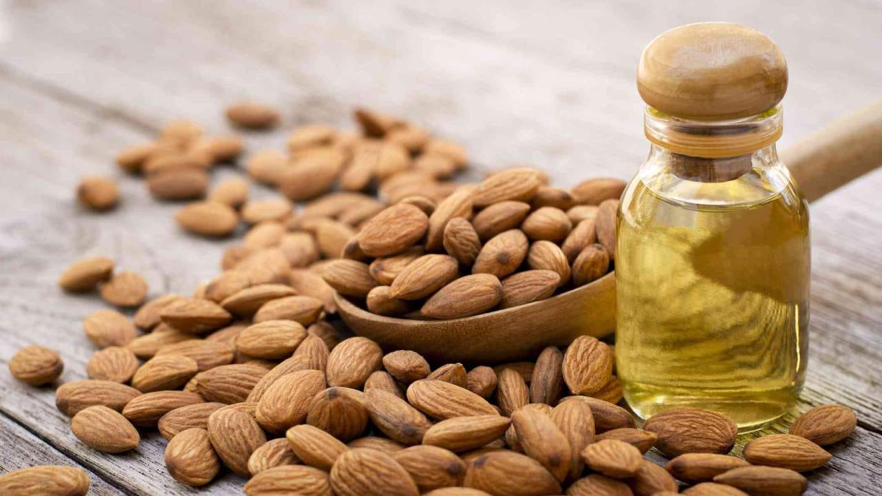 ಬಾದಾಮಿ ಎಣ್ಣೆಯಲ್ಲಿ ಕೊಬ್ಬುಗಳು, ಪ್ರೋಟೀನ್ಗಳು, 
ಕಾರ್ಬೋಹೈಡ್ರೇಟ್ಗಳು, ರಂಜಕ, ಕ್ಯಾಲ್ಸಿಯಂ, ಕಬ್ಬಿಣ, ಸತು, ತಾಮ್ರ, ಮ್ಯಾಂಗನೀಸ್, ಮೆಗ್ನೀಸಿಯಮ್, 
ಪೊಟ್ಯಾಸಿಯಮ್, ಒಮೆಗಾ ಕೊಬ್ಬಿನಾಮ್ಲಗಳು ಮುಂತಾದ ಅನೇಕ ಪೋಷಕಾಂಶಗಳಿವೆ.