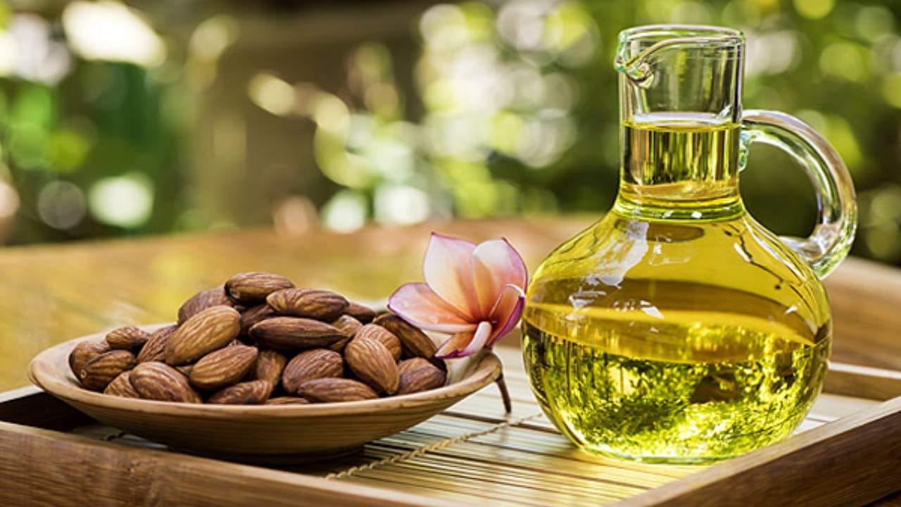 ಬಾದಾಮಿ ಎಣ್ಣೆಯೂ ಕೂದಲಿನ ಸಮಸ್ಯೆಗಳನ್ನು ಕಡಿಮೆ ಮಾಡುತ್ತದೆ. ಇದು ಹೃದಯದ ಆರೋಗ್ಯಕ್ಕೆ 
ಒಳ್ಳೆಯದು. ವಯಸ್ಸಾಗುವಿಕೆಯನ್ನು ಕಡಿಮೆ ಮಾಡುತ್ತದೆ. ಸ್ಮರಣೆಯನ್ನು ಸುಧಾರಿಸುತ್ತದೆ. 
