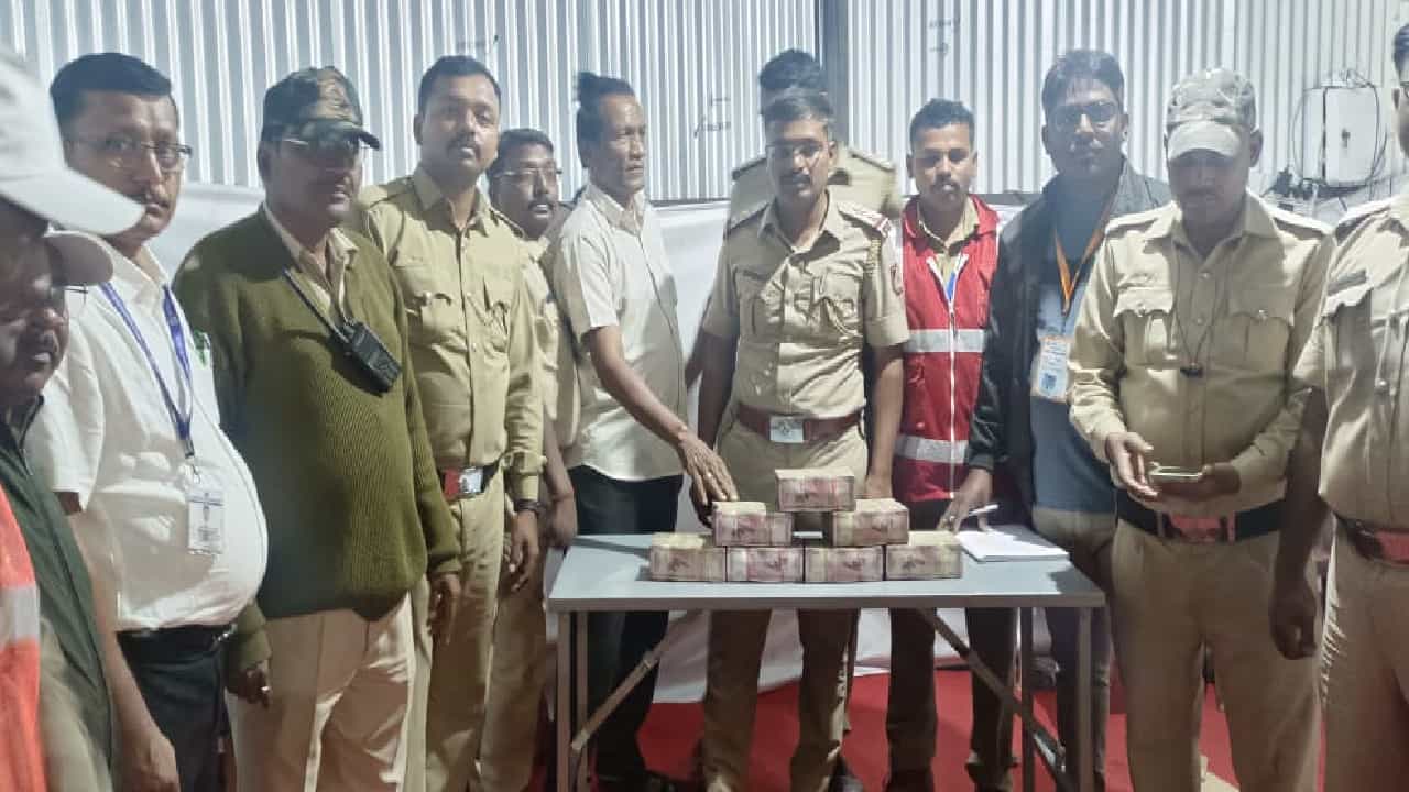 ಗಡಿಯಲ್ಲಿ ಹದ್ದಿನ ಕಣ್ಣು: ಬೆಳಗಾವಿ ಕೊಗನೊಳ್ಳಿ ಚೆಕ್ಪೋಸ್ಟ್ ಬಳಿ 1.5 ಕೋಟಿ ರೂ. ಜಪ್ತಿ ಗಡಿಯಲ್ಲಿ ಹದ್ದಿನ ಕಣ್ಣು: ಬೆಳಗಾವಿ ಕೊಗನೊಳ್ಳಿ ಚೆಕ್ಪೋಸ್ಟ್ ಬಳಿ 1.5 ಕೋಟಿ ರೂ. ಜಪ್ತಿ