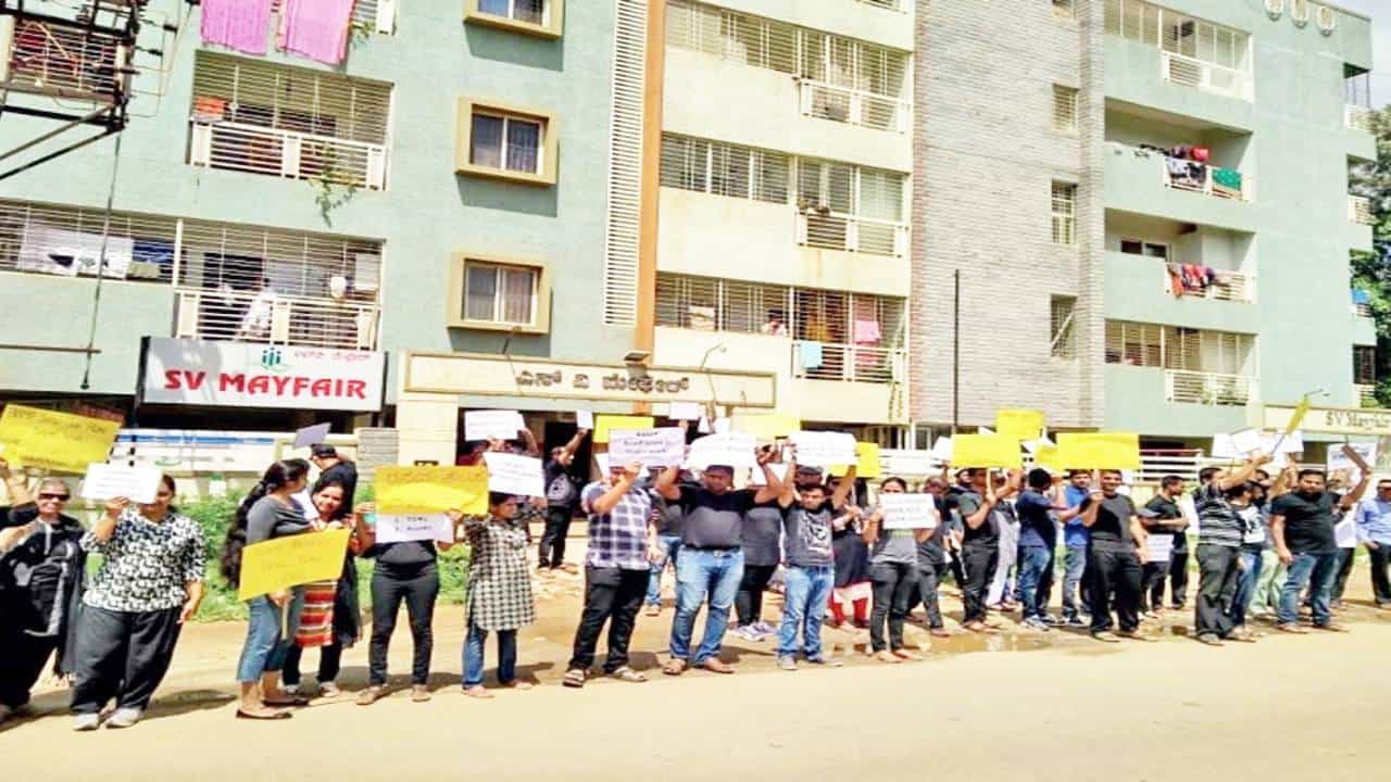 ಬೀದಿನಾಯಿ ವಿರುದ್ಧ ಪ್ರತಿಭಟನೆ ನಡೆಸಿದ ಅಪಾರ್ಟ್ಮೆಂಟ್ ನಿವಾಸಿಗಳ ವಿರುದ್ಧ SPCA ದೂರು ಬೀದಿನಾಯಿ ವಿರುದ್ಧ ಪ್ರತಿಭಟನೆ ನಡೆಸಿದ ಅಪಾರ್ಟ್ಮೆಂಟ್ ನಿವಾಸಿಗಳ ವಿರುದ್ಧ SPCA ದೂರು