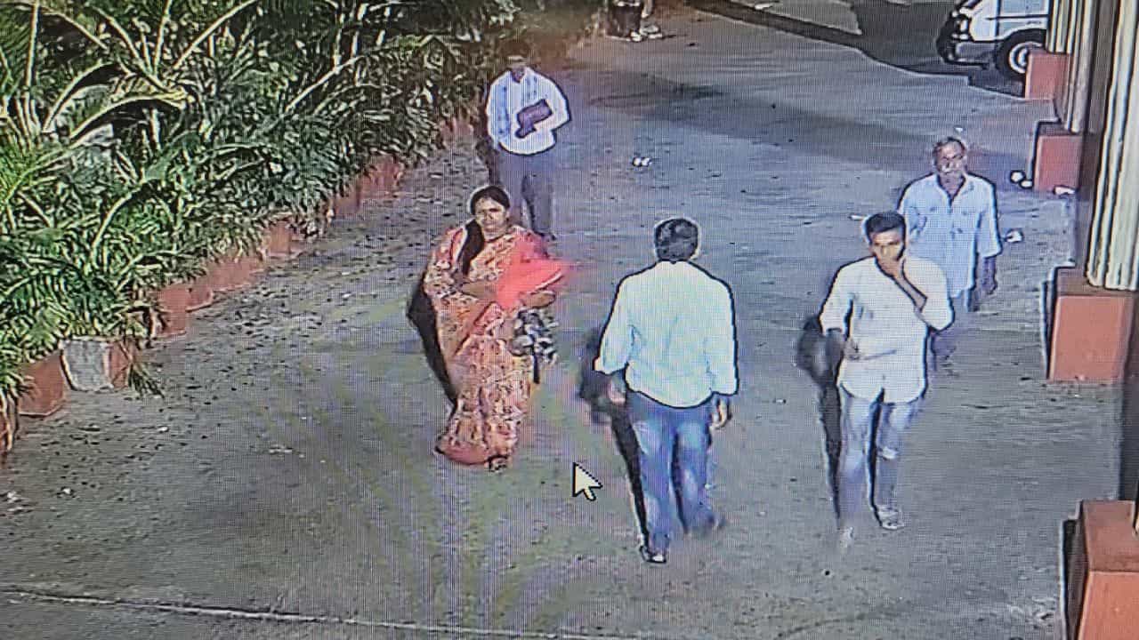 ಬೆಂಗಳೂರು: ಒಂಟಿತನ ಕಾಡುತ್ತಿದೆ ಎಂದು ಆಸ್ಪತ್ರೆಯಿಂದ ಮಗು ಕಳ್ಳತನ, 600 ಸಿಸಿಟಿವಿ ಪರಿಶೀಲನೆ ಬಳಿಕ ಸಿಕ್ಕ ಕಳ್ಳಿ ಬೆಂಗಳೂರು: ಒಂಟಿತನ ಕಾಡುತ್ತಿದೆ ಎಂದು ಆಸ್ಪತ್ರೆಯಿಂದ ಮಗು ಕಳ್ಳತನ, 600 ಸಿಸಿಟಿವಿ ಪರಿಶೀಲನೆ ಬಳಿಕ ಸಿಕ್ಕ ಕಳ್ಳಿ