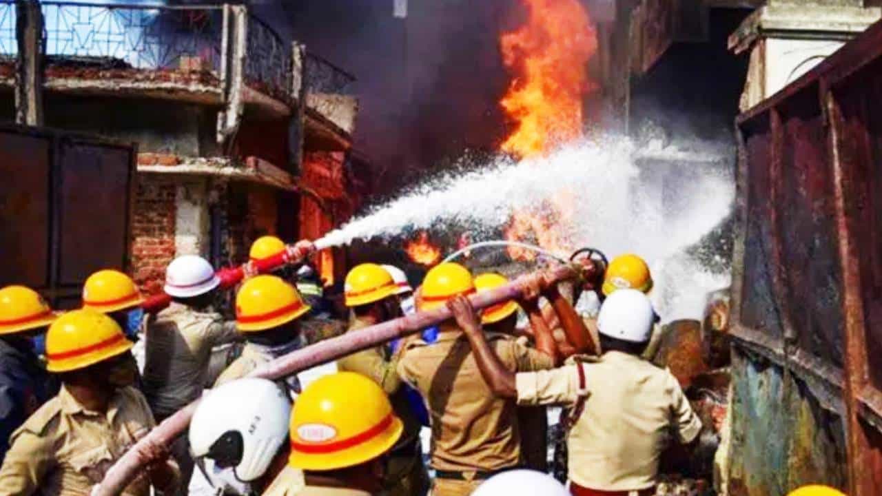 ಖಾಲಿ ಜಮೀನಿನಲ್ಲಿ ಕಾಣಿಸಿಕೊಂಡ ಅಗ್ನಿ, ಆವಲಹಳ್ಳಿ ಪೊಲೀಸ್ ಠಾಣೆ ಕೊಠಡಿಗೆ ಆವರಿಸಿದ ಬೆಂಕಿಯ ಕೆನ್ನಾಲಿಗೆ ಖಾಲಿ ಜಮೀನಿನಲ್ಲಿ ಕಾಣಿಸಿಕೊಂಡ ಅಗ್ನಿ, ಆವಲಹಳ್ಳಿ ಪೊಲೀಸ್ ಠಾಣೆ ಕೊಠಡಿಗೆ ಆವರಿಸಿದ ಬೆಂಕಿಯ ಕೆನ್ನಾಲಿಗೆ