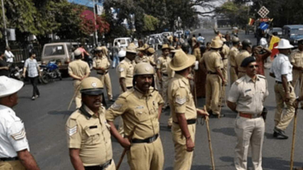 Karnataka Assembly Elections 2023: ಬೆಂಗಳೂರಿನಲ್ಲಿ ಸದ್ದಿಲ್ಲದೇ ಶೋಧ ಕಾರ್ಯ ಆರಂಭ: ಅಭ್ಯರ್ಥಿಗಳಲ್ಲದೇ ಬೆಂಬಲಿಗರ ಮೇಲೂ ಪೊಲೀಸರ ಹದ್ದಿನ ಕಣ್ಣು Karnataka Assembly Elections 2023: ಬೆಂಗಳೂರಿನಲ್ಲಿ ಸದ್ದಿಲ್ಲದೇ ಶೋಧ ಕಾರ್ಯ ಆರಂಭ: ಅಭ್ಯರ್ಥಿಗಳಲ್ಲದೇ ಬೆಂಬಲಿಗರ ಮೇಲೂ ಪೊಲೀಸರ ಹದ್ದಿನ ಕಣ್ಣು