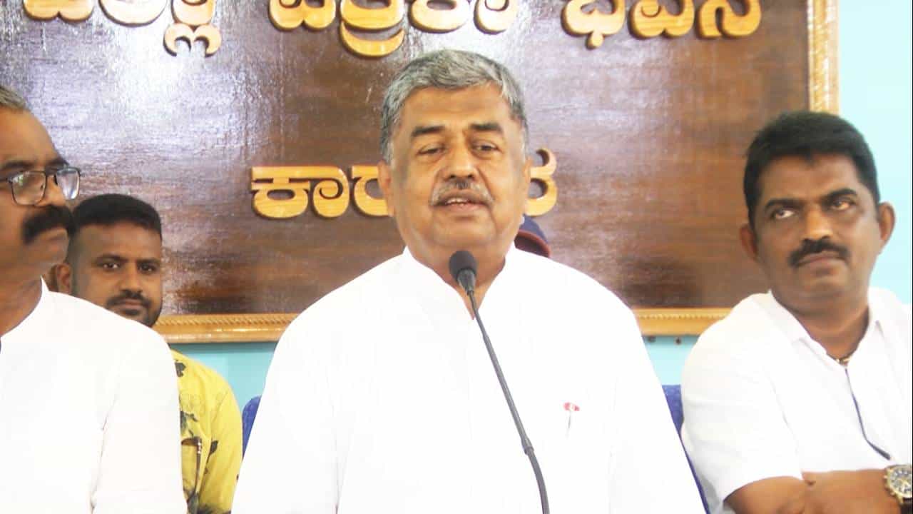 ಮಂದಿರ, ಮಸೀದಿ, ಸ್ಮಶಾನದಲ್ಲೂ ಬಿಜೆಪಿಯವರು ರಾಜಕೀಯ ಮಾಡ್ತಾರೆ; ಬಿ.ಕೆ.ಹರಿಪ್ರಸಾದ್ ವಾಗ್ದಾಳಿ ಮಂದಿರ, ಮಸೀದಿ, ಸ್ಮಶಾನದಲ್ಲೂ ಬಿಜೆಪಿಯವರು ರಾಜಕೀಯ ಮಾಡ್ತಾರೆ; ಬಿ.ಕೆ.ಹರಿಪ್ರಸಾದ್ ವಾಗ್ದಾಳಿ
