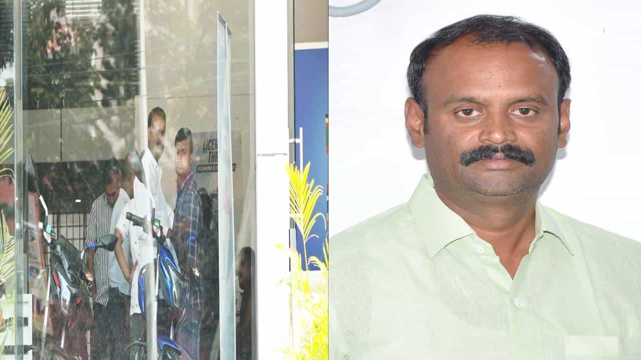 ಚಾಮರಾಜನಗರ: ಬಿಜೆಪಿ ಜಿಲ್ಲಾ ಉಪಾಧ್ಯಕ್ಷನ ಬೈಕ್ ಶೋ ರೂಂ ಮೇಲೆ ಐಟಿ ದಾಳಿ ಚಾಮರಾಜನಗರ: ಬಿಜೆಪಿ ಜಿಲ್ಲಾ ಉಪಾಧ್ಯಕ್ಷನ ಬೈಕ್ ಶೋ ರೂಂ ಮೇಲೆ ಐಟಿ ದಾಳಿ