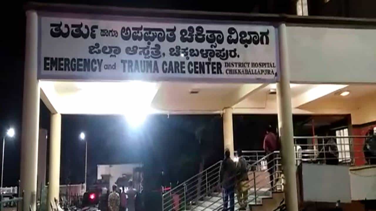 ಚಿಕ್ಕಬಳ್ಳಾಪುರ: ಗಂಡ ಬೇಡ ಎಂದು ಮನೆ ಬಿಟ್ಟು ಹೋಗಿದ್ದ ಮಡದಿ; ಪತ್ನಿ ಮೇಲಿನ ಕೋಪಕ್ಕೆ ಚುಚ್ಚೇ ಬಿಟ್ಟ ಪಾಪಿ ಪತಿ ಚಿಕ್ಕಬಳ್ಳಾಪುರ: ಗಂಡ ಬೇಡ ಎಂದು ಮನೆ ಬಿಟ್ಟು ಹೋಗಿದ್ದ ಮಡದಿ; ಪತ್ನಿ ಮೇಲಿನ ಕೋಪಕ್ಕೆ ಚುಚ್ಚೇ ಬಿಟ್ಟ ಪಾಪಿ ಪತಿ