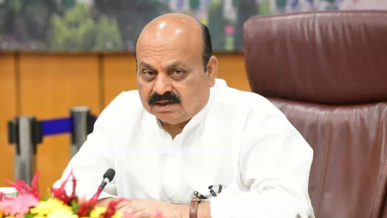 ಮುಸ್ಲಿಂ ಮೀಸಲಾತಿ ವಿಚಾರ: ಸುರ್ಜೇವಾಲ ಟ್ವೀಟ್ಗೆ ಸಿಎಂ ಬೊಮ್ಮಾಯಿ ತಿರುಗೇಟು ಮುಸ್ಲಿಂ ಮೀಸಲಾತಿ ವಿಚಾರ: ಸುರ್ಜೇವಾಲ ಟ್ವೀಟ್ಗೆ ಸಿಎಂ ಬೊಮ್ಮಾಯಿ ತಿರುಗೇಟು