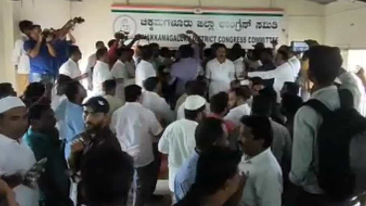 ಚಿಕ್ಕಮಗಳೂರಿನಲ್ಲಿ ಕಾಂಗ್ರೆಸ್ ಕಾರ್ಯಕರ್ತರ ನಡುವೆ ಗಲಾಟೆ: ಕೈ ಕೈ ಮಿಲಾಯಿಸುವ ಹಂತಕ್ಕೆ ತಲುಪಿದ ಕಿರಿಕ್ ಚಿಕ್ಕಮಗಳೂರಿನಲ್ಲಿ ಕಾಂಗ್ರೆಸ್ ಕಾರ್ಯಕರ್ತರ ನಡುವೆ ಗಲಾಟೆ: ಕೈ ಕೈ ಮಿಲಾಯಿಸುವ ಹಂತಕ್ಕೆ ತಲುಪಿದ ಕಿರಿಕ್