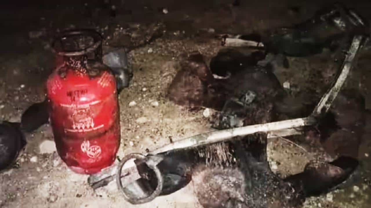 ಕಲಬುರಗಿ: ಸಿಲಿಂಡರ್ ಸ್ಪೋಟ, ಹೊತ್ತಿ ಉರಿದ ಮನೆ; ಬೆಲೆಬಾಳುವ ವಸ್ತುಗಳು ಬೆಂಕಿಗಾಹುತಿ ಕಲಬುರಗಿ: ಸಿಲಿಂಡರ್ ಸ್ಪೋಟ, ಹೊತ್ತಿ ಉರಿದ ಮನೆ; ಬೆಲೆಬಾಳುವ ವಸ್ತುಗಳು ಬೆಂಕಿಗಾಹುತಿ
