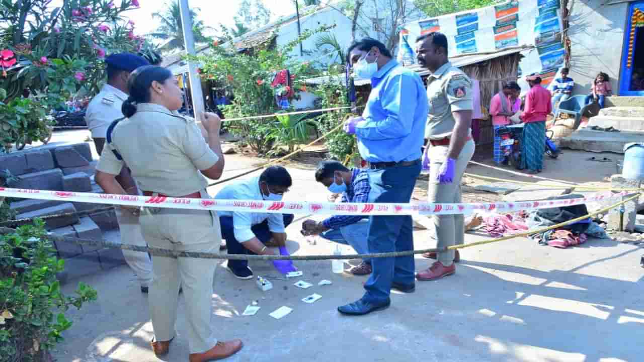 ದಾವಣಗೆರೆ: ಮನೆ ಮುಂದೆ ಮಲಗಿದ್ದ ವೃದ್ಧನ ಮೇಲೆ ಕಲ್ಲು ಎತ್ತಿಹಾಕಿ ಕೊಲೆ; ಹಳೆ ದ್ವೇಷದ ಶಂಕೆ