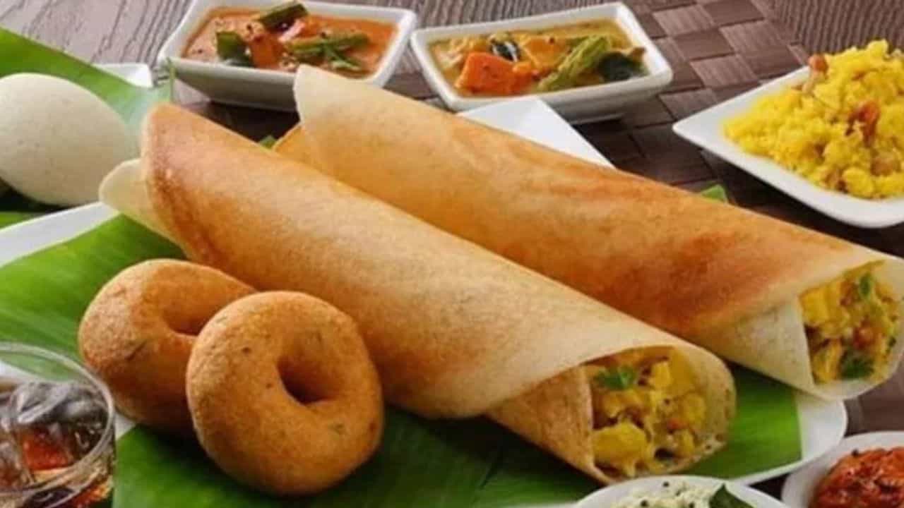 Health Tips: ಆರೋಗ್ಯ ಸಲಹೆ- ಬೆಳಿಗ್ಗೆ ಸಮಯ ಟಿಫಿನ್ ತಿಂದ ಮೇಲೆ ನೀವು ಸ್ನಾನ ಮಾಡುತ್ತಿದ್ದೀರಾ? ಮೊದಲು ಈ ವಿಷಯಗಳನ್ನು ತಿಳಿಯಿರಿ! Health Tips: ಆರೋಗ್ಯ ಸಲಹೆ- ಬೆಳಿಗ್ಗೆ ಸಮಯ ಟಿಫಿನ್ ತಿಂದ ಮೇಲೆ ನೀವು ಸ್ನಾನ ಮಾಡುತ್ತಿದ್ದೀರಾ? ಮೊದಲು ಈ ವಿಷಯಗಳನ್ನು ತಿಳಿಯಿರಿ!
