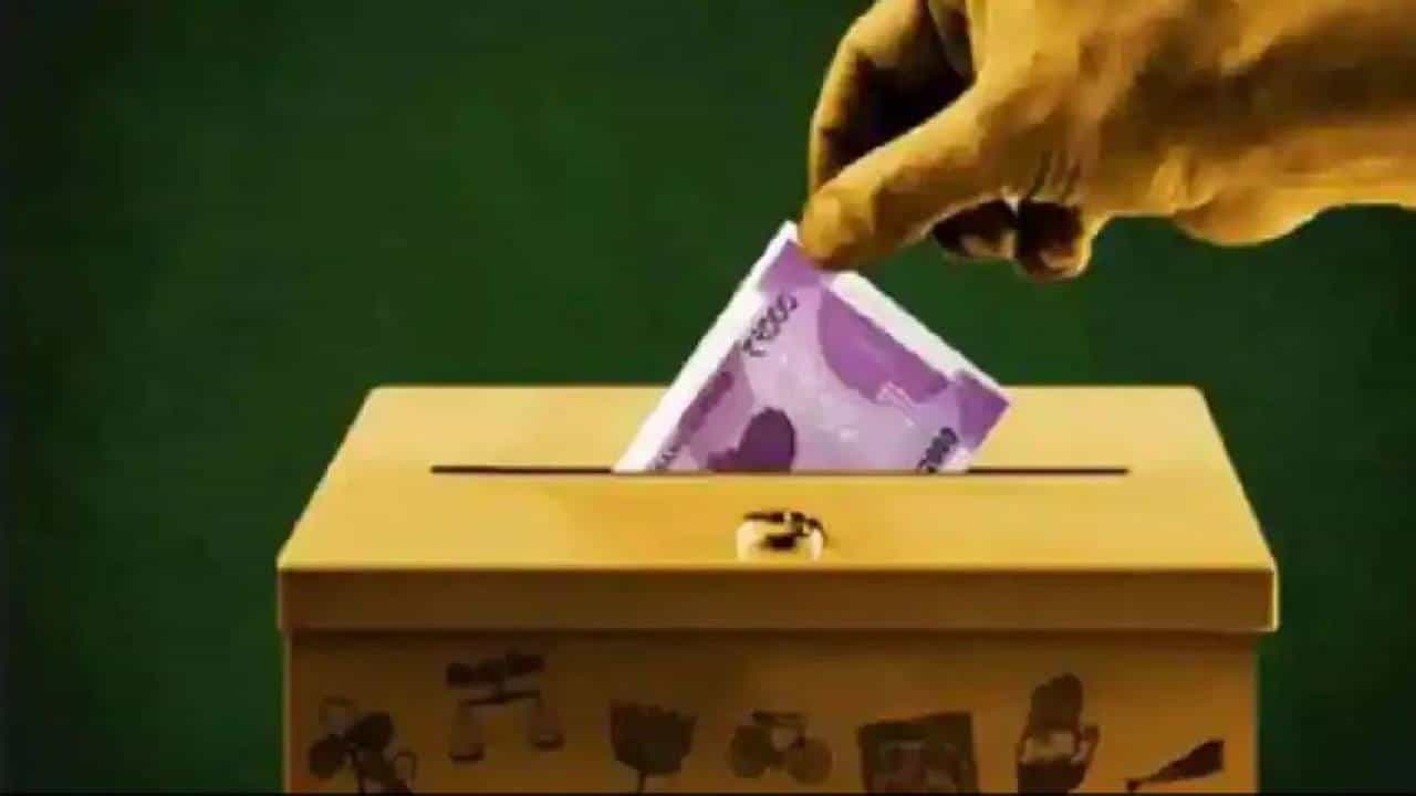 Electoral Bonds: ಚುನಾವಣೆ ಹಿನ್ನೆಲೆ ಎಸ್ಬಿಐನಲ್ಲಿ ಇಂದಿನಿಂದ ಸಿಗಲಿದೆ ಚುನಾವಣಾ ಬಾಂಡ್; ಏನಿದು, ಯಾರು ಖರೀದಿಸಬಹುದು? Electoral Bonds: ಚುನಾವಣೆ ಹಿನ್ನೆಲೆ ಎಸ್ಬಿಐನಲ್ಲಿ ಇಂದಿನಿಂದ ಸಿಗಲಿದೆ ಚುನಾವಣಾ ಬಾಂಡ್; ಏನಿದು, ಯಾರು ಖರೀದಿಸಬಹುದು?