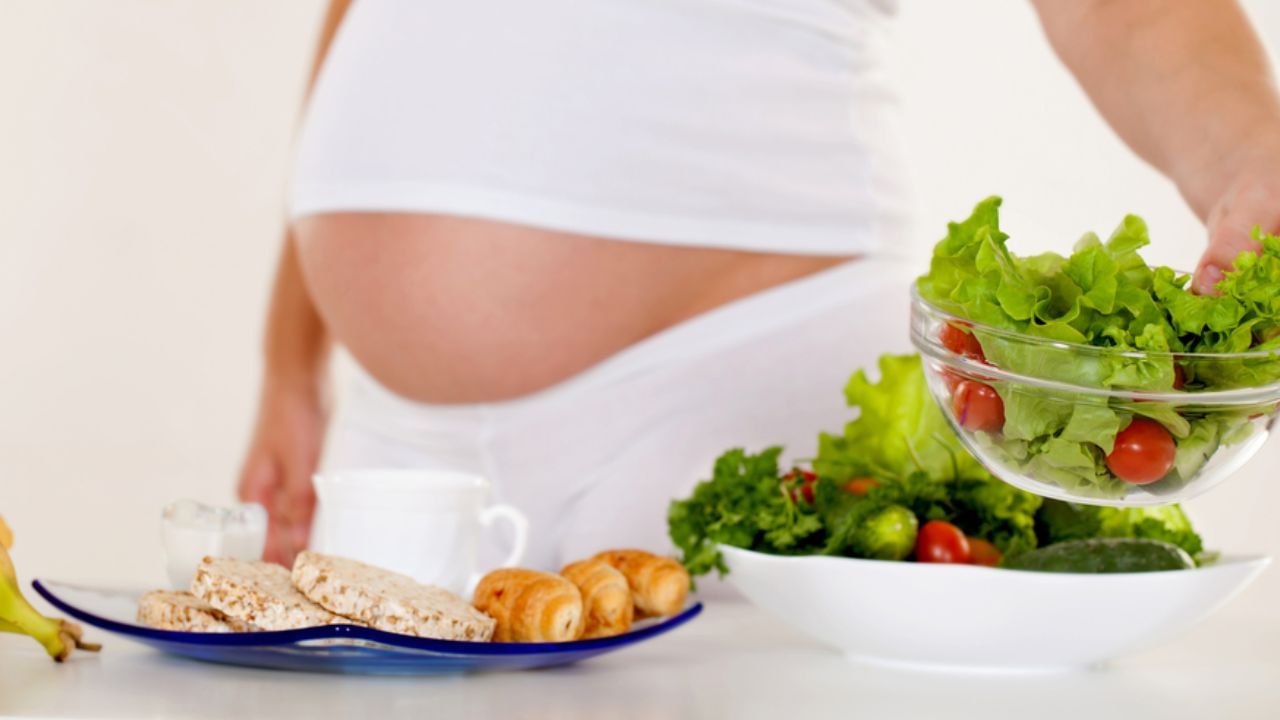 Pregnancy Diet: ಗರ್ಭಾವಸ್ಥೆಯಲ್ಲಿ ಮಹಿಳೆಯರು ಸೇವಿಸಬೇಕಾದ ಅಗತ್ಯ ಪೋಷಕಾಂಶ ಆಹಾರಗಳು ಯಾವುವು? ಇಲ್ಲಿದೆ ತಜ್ಞರ ಸಲಹೆ