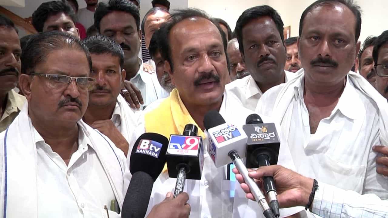 ಐಟಿ ಅಧಿಕಾರಿಗಳ ಒತ್ತಡಕ್ಕೆ ಮಣಿದು ಡಿಕೆ ಶಿವಕುಮಾರ್ ನನಗೆ ಟಿಕೆಟ್ ತಪ್ಪಿಸಿದ್ದಾರೆ: ಟಿಕೆಟ್ ಆಕಾಂಕ್ಷಿ ಗಂಭೀರ ಆರೋಪ ಐಟಿ ಅಧಿಕಾರಿಗಳ ಒತ್ತಡಕ್ಕೆ ಮಣಿದು ಡಿಕೆ ಶಿವಕುಮಾರ್ ನನಗೆ ಟಿಕೆಟ್ ತಪ್ಪಿಸಿದ್ದಾರೆ: ಟಿಕೆಟ್ ಆಕಾಂಕ್ಷಿ ಗಂಭೀರ ಆರೋಪ