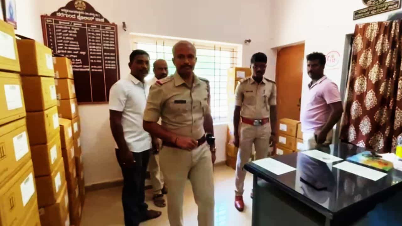 ನರಗುಂದದ ಕಲಕೇರಿ ಚೆಕ್ಪೋಸ್ಟ್ ಬಳಿ 1.50 ಕೋಟಿ ಮೌಲ್ಯದ ಇನ್ಸುಲಿನ್ ಜಪ್ತಿ ನರಗುಂದದ ಕಲಕೇರಿ ಚೆಕ್ಪೋಸ್ಟ್ ಬಳಿ 1.50 ಕೋಟಿ ಮೌಲ್ಯದ ಇನ್ಸುಲಿನ್ ಜಪ್ತಿ