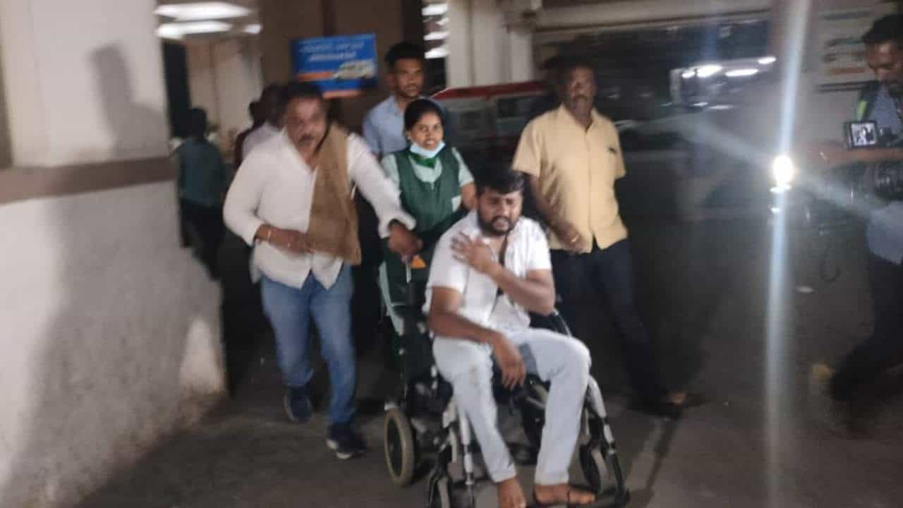 ಬಿಜೆಪಿ ಪ್ರಚಾರ ರಥದ ಮೇಲೆ ಕಾಂಗ್ರೆಸ್ ಕಾರ್ಯಕರ್ತರಿಂದ ಕಲ್ಲೆಸೆತ ಆರೋಪ: ಸ್ವಲ್ಪದರಲ್ಲೇ ಪಾರಾದ ವಿ ಸೋಮಣ್ಣ, ಪ್ರತಾಪ್ ಸಿಂಹ ಬಿಜೆಪಿ ಪ್ರಚಾರ ರಥದ ಮೇಲೆ ಕಾಂಗ್ರೆಸ್ ಕಾರ್ಯಕರ್ತರಿಂದ ಕಲ್ಲೆಸೆತ ಆರೋಪ: ಸ್ವಲ್ಪದರಲ್ಲೇ ಪಾರಾದ ವಿ ಸೋಮಣ್ಣ, ಪ್ರತಾಪ್ ಸಿಂಹ