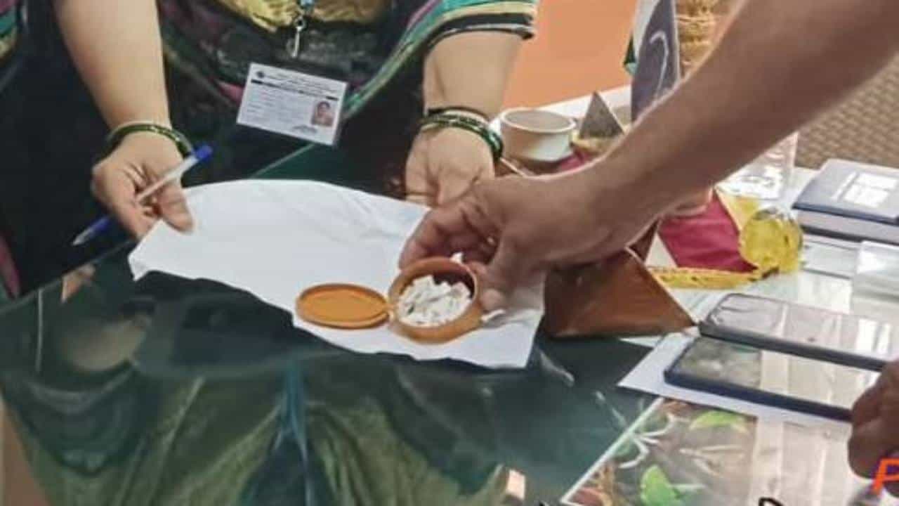 Karnataka Election; ದಾಖಲೆ ಇಲ್ಲದ ಲಕ್ಷ ಲಕ್ಷ ನಗದು, ಚಿನ್ನ ವಶ; ಇಂದು ಎಲ್ಲೆಲ್ಲಿ ಎಷ್ಟೆಷ್ಟು ಸಿಕ್ಕಿತು? ಇಲ್ಲಿದೆ ನೋಡಿ Karnataka Election; ದಾಖಲೆ ಇಲ್ಲದ ಲಕ್ಷ ಲಕ್ಷ ನಗದು, ಚಿನ್ನ ವಶ; ಇಂದು ಎಲ್ಲೆಲ್ಲಿ ಎಷ್ಟೆಷ್ಟು ಸಿಕ್ಕಿತು? ಇಲ್ಲಿದೆ ನೋಡಿ