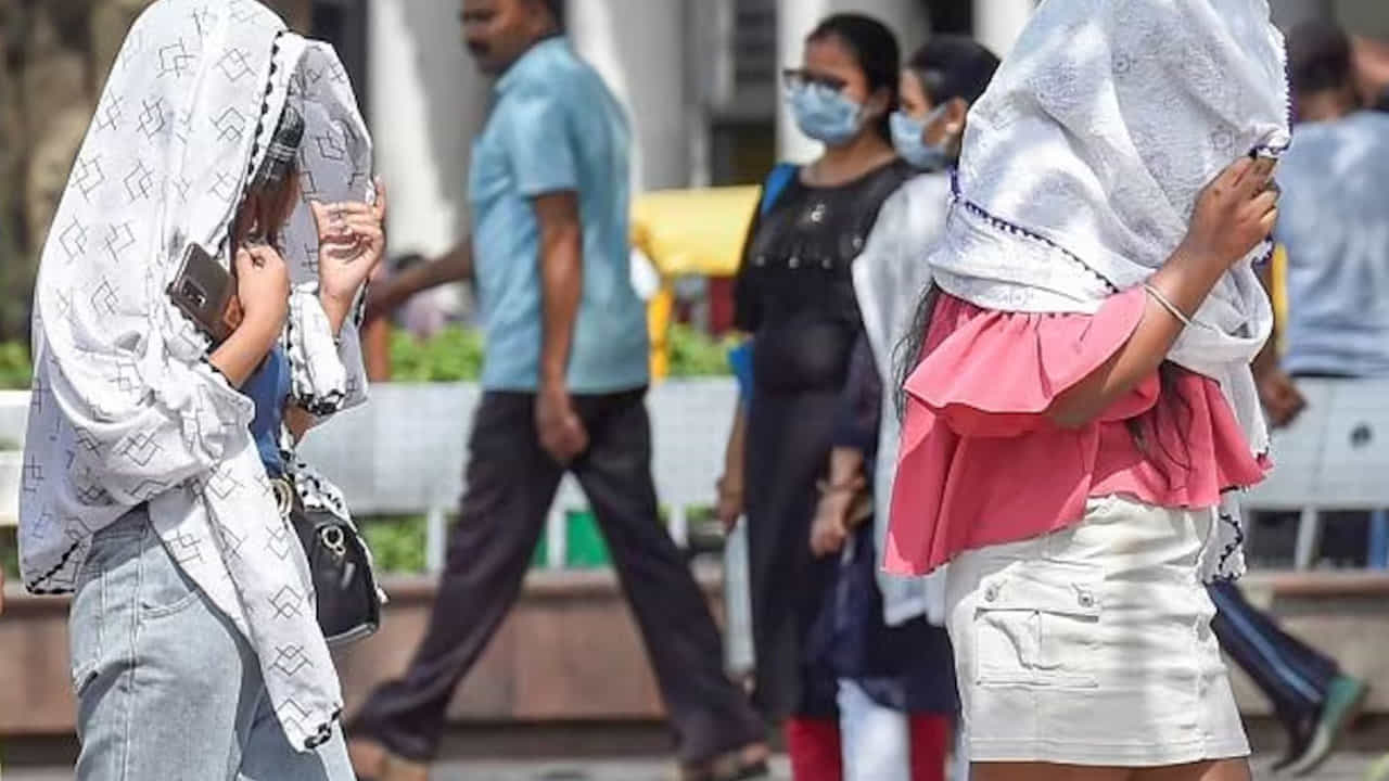 India Weather Updates: ದೆಹಲಿ-ಎನ್ಸಿಆರ್ನಲ್ಲಿ ಕಡಿಮೆಯಾಗಲಿದೆ ಬಿಸಿಗಾಳಿ, ಏಪ್ರಿಲ್ 20ರವರೆಗೆ ಕೇರಳದಲ್ಲಿ ಮಳೆ ಸಾಧ್ಯತೆ India Weather Updates: ದೆಹಲಿ-ಎನ್ಸಿಆರ್ನಲ್ಲಿ ಕಡಿಮೆಯಾಗಲಿದೆ ಬಿಸಿಗಾಳಿ, ಏಪ್ರಿಲ್ 20ರವರೆಗೆ ಕೇರಳದಲ್ಲಿ ಮಳೆ ಸಾಧ್ಯತೆ