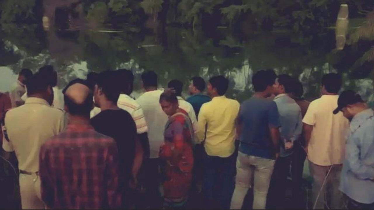 ಹೈದರಾಬಾದ್: ಮರಳು ತಟದಲ್ಲಿ ಸಿಲುಕಿದ ಕುದುರೆಯ ರಕ್ಷಿಸಲು ಹೋಗಿ, ಕುದುರೆ ಸಹಿತ ಇಬ್ಬರು ಯುವಕರು ನದಿಯಲ್ಲಿ ಜಲಸಮಾಧಿಯಾದರು ಹೈದರಾಬಾದ್: ಮರಳು ತಟದಲ್ಲಿ ಸಿಲುಕಿದ ಕುದುರೆಯ ರಕ್ಷಿಸಲು ಹೋಗಿ, ಕುದುರೆ ಸಹಿತ ಇಬ್ಬರು ಯುವಕರು ನದಿಯಲ್ಲಿ ಜಲಸಮಾಧಿಯಾದರು
