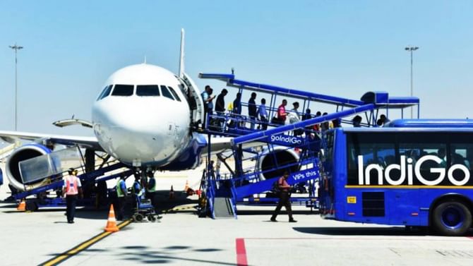 Kempegowda International Airport: ಮದ್ಯದ ಅಮಲಿನಲ್ಲಿ ವಿಮಾನದ ಎಕ್ಸಿಟ್ ಡೋರ್ ತೆಗೆಯಲು ಯತ್ನಿಸಿದ ಪ್ರಯಾಣಿಕ Kempegowda International Airport: ಮದ್ಯದ ಅಮಲಿನಲ್ಲಿ ವಿಮಾನದ ಎಕ್ಸಿಟ್ ಡೋರ್ ತೆಗೆಯಲು ಯತ್ನಿಸಿದ ಪ್ರಯಾಣಿಕ