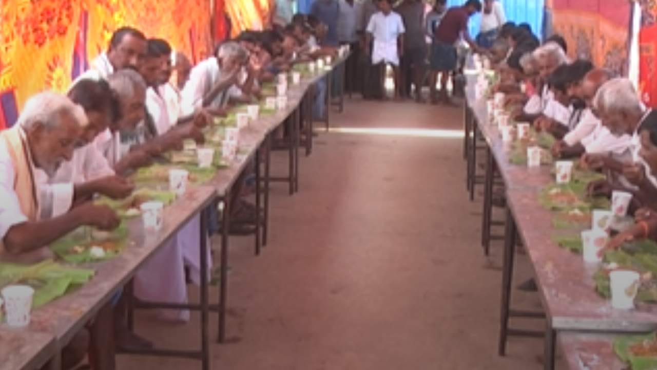 ಕತ್ತೆ ಅಂದರೆ ದೈವಸ್ವೂರಪ ಎಂದೇ ನಂಬಿರುವ ಈ ಭಾಗದ ಜನರು ಸೇಜಿ ಎಂದು ಕರೆಯುತ್ತಾರೆ. ಅಂತೆಯೇ
ದೇವರೂಪದಲ್ಲಿ ಕಾಣುವ ಕತ್ತೆ ಆಕಸ್ಮಿಕವಾಗಿ ಸಾವಿಗೀಡಾದ ಕಾರಣ ಈ ಭಾಗದ ಹತ್ತು ಹಳ್ಳಿಯ ಜನರು ಸೇರಿ
ಹಿಂದು ಸಂಪ್ರದಾಯದಂತೆ ವಿಧಿವಿಧಾನ ನೆರವೇರಿಸಿದ್ದಾರೆ. ಅಲ್ಲದೆ ಪ್ರತಿವರ್ಷವೂ ಈ ದಿನ ಅನ್ನಸಂತರ್ಪಣೆ
ನೆರವೇರಿಸಲು ನಿರ್ಧರಿಸಿದ್ದಾರೆ.