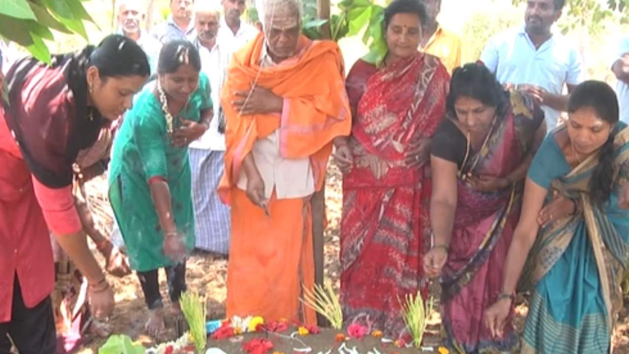 ಕಳೆದೊಂದು ವಾರದಿಂದ ಕಾಣಿಸಿಕೊಂಡಿದ್ದ ಕತ್ತೆ ಅನಾರೋಗ್ಯದಿಂದ ಸಾವಿಗೀಡಾಗಿತ್ತು. ಮಲಸಿಂಗನ
ಹಳ್ಳಿಯ ತಿರುಮಲ ಆಂಜನೇಯ ಸ್ವಾಮಿ ದೇಗುಲದಲ್ಲಿ ಪೂಜಿಸಲ್ಪಡುವ ಕತ್ತೆ ಎಂಬುದಾಗಿ ನಂಬಿದ ಜನರು
ಶವ ಸಂಸ್ಕಾರ ನೆರವೇರಿಸಿದ್ದಾರೆ. ಅಂತೆಯೇ ಮೂರನೇ ದಿನ ಅನ್ನಸಂತರ್ಪಣೆ ಕೂಡ ಮಾಡಲಾಗಿದೆ.