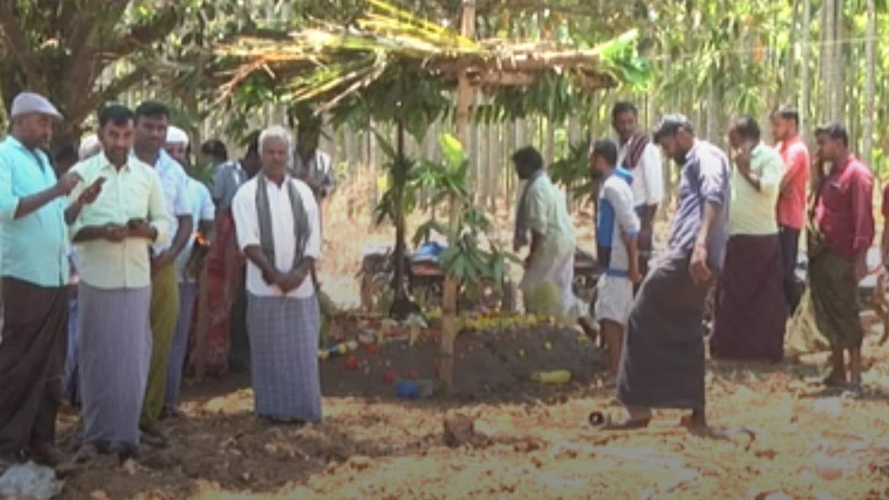ಬರಗಾಲ ಆವರಿಸಿದ ವೇಳೆ ಕತ್ತೆಗೆ ಪೂಜೆಸುವ ವಿಶೇಷ ಆಚರಣೆಯನ್ನು ನಾವಿಲ್ಲಿ ಕಾಣಬಹುದಾಗಿದೆ.
ಆ ವಿಶೇಷ ಆಚರಣೆಯಿಂದ ಈ ಭಾಗದ ನಾಡು ಸಮೃದ್ಧಿಯಾಗಿರುತ್ತದೆ ಎಂಬ ನಂಬಿಕೆ ಜನರಲ್ಲಿದೆ.