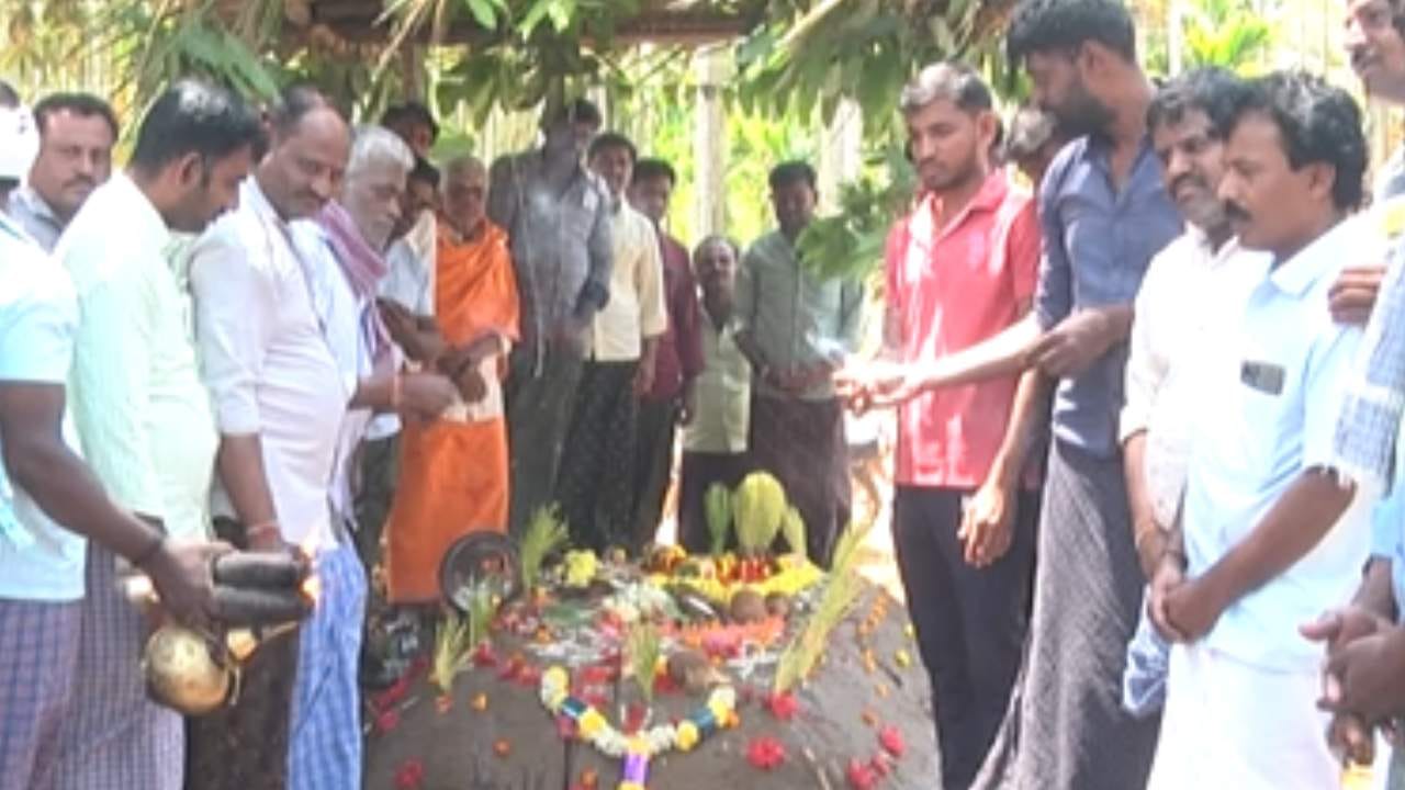 ಕತ್ತೆ ಎಂಬ ಪ್ರಾಣಿಯನ್ನು ಅನೇಕ ಜನರು ಕೇವಲವಾಗಿ ಕಾಣುತ್ತಾರೆ. ಆದರೆ ಕೋಟೆನಾಡಿನ
ಅದೊಂದು ಗ್ರಾಮದ ಜನರು ಮಾತ್ರ ಕತ್ತೆಯನ್ನು ದೇವರಂತೆ ಪೂಜಿಸುತ್ತಾರೆ. ಅಷ್ಟೇ ಅಲ್ಲ,
ಕತ್ತೆ ಸಾವಿಗೀಡಾದ ವೇಳೆ ಗ್ರಾಮಸ್ಥರೆಲ್ಲಾ ಸೇರಿ ಸಮಾಧಿ ನಿರ್ಮಿಸಿ ಶ್ರದ್ಧಾಂಜಲಿ ಸಲ್ಲಿಸಿದ್ದಾರೆ.