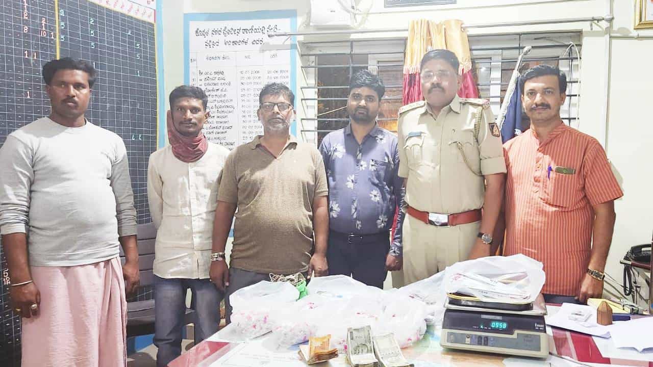 ರಾಜ್ಯದ ವಿವಿಧ ಜಿಲ್ಲೆಗಳಲ್ಲಿ ಅಕ್ರಮವಾಗಿ ಸಾಗಿಸುತ್ತಿದ್ದ ಹಣ, ಬೆಳ್ಳಿ ವಶ; ಎಲ್ಲೆಲ್ಲಿ ಎಷ್ಟೆಷ್ಟು? ರಾಜ್ಯದ ವಿವಿಧ ಜಿಲ್ಲೆಗಳಲ್ಲಿ ಅಕ್ರಮವಾಗಿ ಸಾಗಿಸುತ್ತಿದ್ದ ಹಣ, ಬೆಳ್ಳಿ ವಶ; ಎಲ್ಲೆಲ್ಲಿ ಎಷ್ಟೆಷ್ಟು?