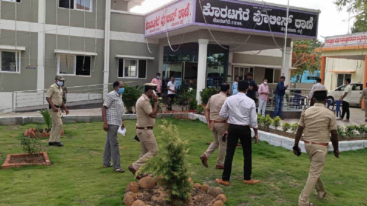 ತುಮಕೂರು: ಜಿ ಪರಮೇಶ್ವರ್ ನಾಮಪತ್ರ ಸಲ್ಲಿಕೆ ವೇಳೆ ಕಲ್ಲು ತೂರಾಟ, ಆರೋಪಿಯ ಬಂಧನ ತುಮಕೂರು: ಜಿ ಪರಮೇಶ್ವರ್ ನಾಮಪತ್ರ ಸಲ್ಲಿಕೆ ವೇಳೆ ಕಲ್ಲು ತೂರಾಟ, ಆರೋಪಿಯ ಬಂಧನ