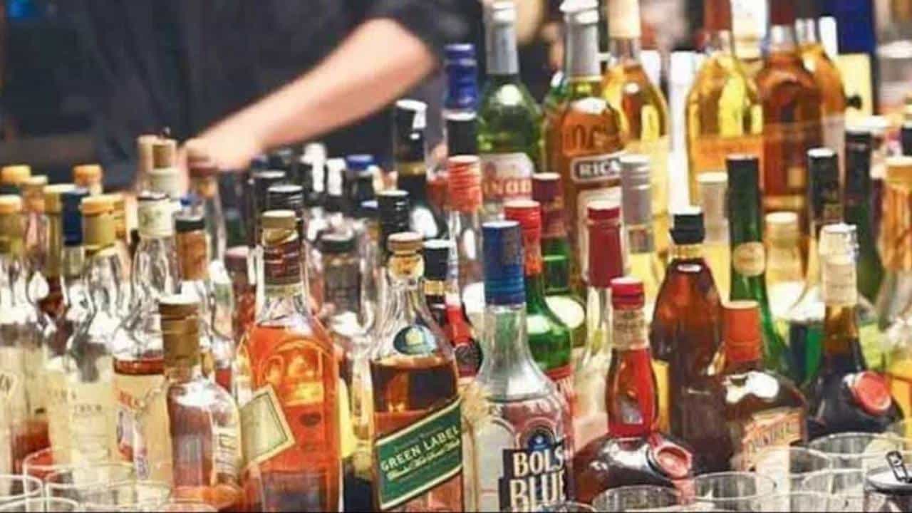 Liquor Sales: ಬೆಂಗಳೂರಿನಲ್ಲಿ ಮದ್ಯ ಪ್ರಿಯರಿಗೆ ಶಾಕ್; ಬೇಡಿಕೆಗೆ ತಕ್ಕಷ್ಟು ಸಿಗುತ್ತಿಲ್ಲ ಮದ್ಯ Liquor Sales: ಬೆಂಗಳೂರಿನಲ್ಲಿ ಮದ್ಯ ಪ್ರಿಯರಿಗೆ ಶಾಕ್; ಬೇಡಿಕೆಗೆ ತಕ್ಕಷ್ಟು ಸಿಗುತ್ತಿಲ್ಲ ಮದ್ಯ