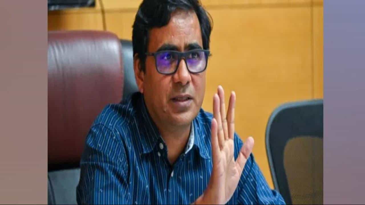 Karnataka Polls: ರಾಜ್ಯದಲ್ಲೆಷ್ಟಿದ್ದಾರೆ ಹೊಸ ಮತದಾರರು? ಎಷ್ಟು ಮಂದಿಗೆ ವೋಟ್ ಫ್ರಂ ಹೋಮ್? ಇಲ್ಲಿದೆ ವಿವರ Karnataka Polls: ರಾಜ್ಯದಲ್ಲೆಷ್ಟಿದ್ದಾರೆ ಹೊಸ ಮತದಾರರು? ಎಷ್ಟು ಮಂದಿಗೆ ವೋಟ್ ಫ್ರಂ ಹೋಮ್? ಇಲ್ಲಿದೆ ವಿವರ