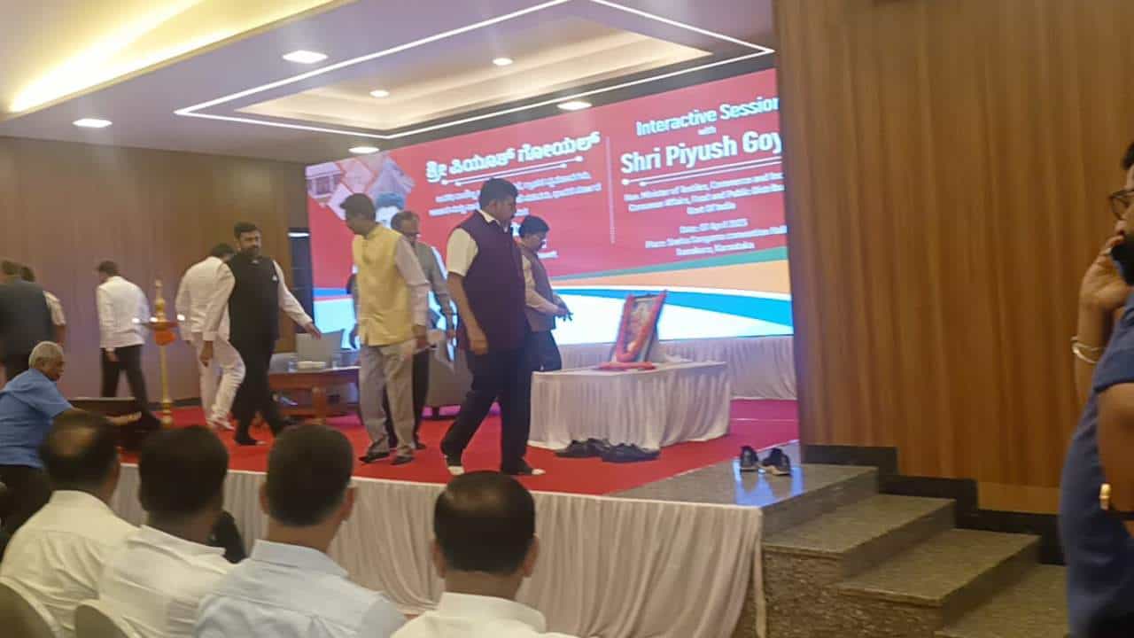 ಕೇಂದ್ರ ಸಚಿವ ಪಿಯೂಶ್ ಗೋಯಲ್ ಕಾರ್ಯಕ್ರಮದಲ್ಲಿ ಭಾರತ ಮಾತೆ ಭಾವಚಿತ್ರಕ್ಕೆ ಅಪಮಾನ? ಕೇಂದ್ರ ಸಚಿವ ಪಿಯೂಶ್ ಗೋಯಲ್ ಕಾರ್ಯಕ್ರಮದಲ್ಲಿ ಭಾರತ ಮಾತೆ ಭಾವಚಿತ್ರಕ್ಕೆ ಅಪಮಾನ?