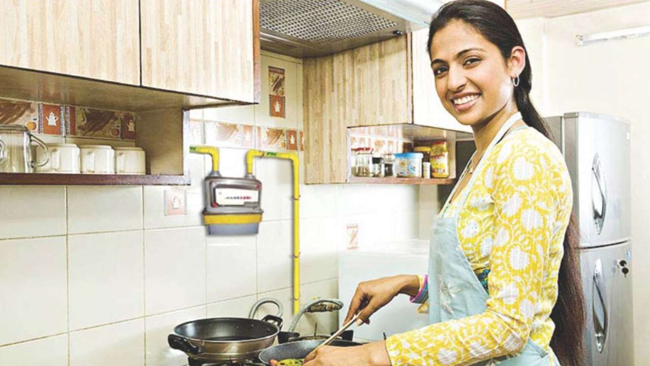 Gas Prices: ಕೇಂದ್ರದ ಹೊಸ ಮಾರ್ಗಸೂಚಿ; ದೇಶಾದ್ಯಂತ ಗ್ಯಾಸ್ ಬೆಲೆ ಇಳಿಕೆ; ಬೆಂಗಳೂರು ಮೊದಲಾದೆಡೆ ಎಷ್ಟಿದೆ ದರ? Gas Prices: ಕೇಂದ್ರದ ಹೊಸ ಮಾರ್ಗಸೂಚಿ; ದೇಶಾದ್ಯಂತ ಗ್ಯಾಸ್ ಬೆಲೆ ಇಳಿಕೆ; ಬೆಂಗಳೂರು ಮೊದಲಾದೆಡೆ ಎಷ್ಟಿದೆ ದರ?