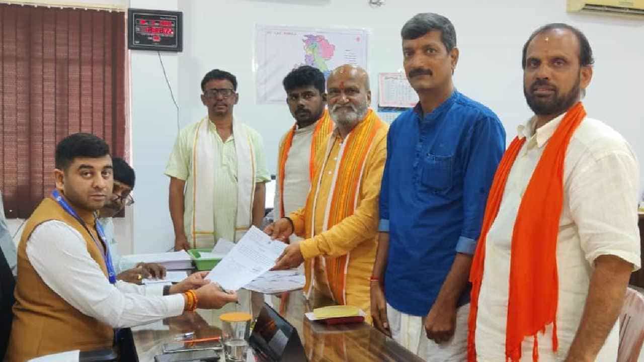 ಶ್ರೀರಾಮ ಸೇನೆಯ ಸಂಸ್ಥಾಪಕ ಪ್ರಮೋದ್ ಮುತಾಲಿಕ್ ಅವರು ಈ ಬಾರಿ ಕರ್ನಾಟಕ ವಿಧಾನಸಭೆ ಚುನಾವಣೆ ಅಖಾಡಕ್ಕಿಳಿದಿದ್ದು, ಉಡುಪಿ ಜಿಲ್ಲೆಯ ಕಾರ್ಕಳದಿಂದ ಸ್ವತಂತ್ರ ಅಭ್ಯರ್ಥಿಯಾಗಿ ಪ್ರಮೋದ್ ಮುತಾಲಿಕ್ ನಾಮಪತ್ರ ಸಲ್ಲಿಕೆ ಮಾಡಿದ್ದಾರೆ.